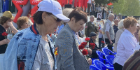 Тысячи бердчан возложили цветы к Вечному огню в парке Победы - Бердск-Онлайн.Ru