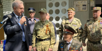 Росгвардейцы провели парад у дома ветерана Великой Отечественной войны в Астрахани - Дума