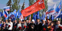 Тысячи саратовцев возложили цветы к Вечному огню на Соколовой горе - SaratovNews.Ru