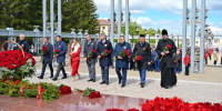 Епископ Мефодий возложил цветы к мемориалу памяти «Вечный огонь» - Альметьевская Епархия