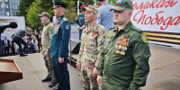 Участники программы «ПРОдвижение ГЕРОЕВ» прошли в колонне «Бессмертного полка» в Омске - 12 канал