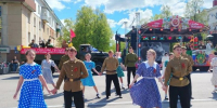 В Лениногорске на центральной площади впервые состаялось прямое включение с Парада из  Москвы - Лениногорские вести