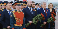 В День Победы Вячеслав Федорищев возложил цветы к горельефу «Скорбящей Матери-Родине» - Правительство Самарской области