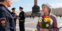 Петербурженку 85 лет задержали у Соловецкого камня с плакатом и цветами - Peterburg2.Ru