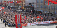 Гармонисты в «Бессмертном полку», которые прошли по Невскому проспекту, собрали вокруг себя поющих петербуржцев - Spbdnevnik.ru