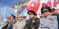 «Память, которую несут через поколения»: как петербуржцы встретили День Победы и прошли в «Бессмертном полку» - Spbdnevnik.ru