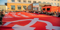 В центре Мурманска развернули увеличенную копию Знамени Победы - Мурманский вестник