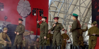 Тот самый миг окончания войны: артисты оживили историю 1418-го дня во Всеволожском парке - ЛенТВ24
