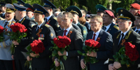 Глава Сочи Андрей Прошунин и председатель Городского Собрания Сочи Виктор Филонов в День Победы возложил цветы к Вечному огню на Завокзальном мемориальном комплексе - Городское Собрание