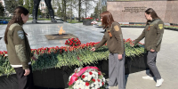 В Ижевске возложили цветы к Вечному огню у Монумента боевой и трудовой славы - Росприроднадзор