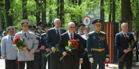 Пензенский губернатор пришел к памятному камню с именем деда в День Победы - 1Pnz.Ru