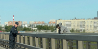 Молодой мужчина может упасть с метромоста в Нижнем Новгороде - Время Н