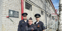 Возложили цветы к мемориальной доске - ОМВД России по Онежскому району