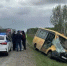 В момент аварии в школьном автобусе ехали восемь детей. Что известно о трагедии в Тюкалинском районе? - Om1.Ru
