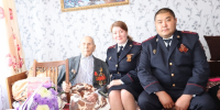 Чесменские полицейские и общественники поздравили с Днем Победы ветерана Великой Отечественной войны Ивана Андреевича Алексеева - Степные зори