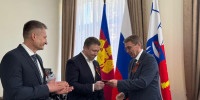 Председатель Городского Собрания Сочи Виктор Филонов и глава Лазаревского района Максим Ермолаев вручили внуку ветерана Великой Отечественной войны Дмитрию Анатольевичу Кондрашову вручено удостоверение к ордену Славы III степени - Городское Собрание