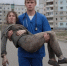 «Высокий блондин взял «ягодку» на руки» - 31TV.RU