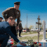 Возложение цветов к мемориальному знаку «Воинское захоронение», установленному в Акбулаке на Аллее ветеранов - Газпром добыча