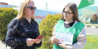 Волонтеры продолжают активную работу на улицах Красной Яруги, помогая землякам сделать выбор в рамках рейтингового голосования. - Краснояружский район