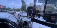 Два человека пострадали в лобовом ДТП с молодым водителем, врезавшимся в автобус на перекрёстке - МОЁ! Online