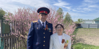 Сотрудники Троицкого межрайонного следственного отдела следственного управления СК России по Алтайскому краю поздравили жительницу блокадного Ленинграда с Днём Победы - Следственный комитет
