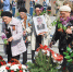 Сквер Славы покраснел. После митинга 9 мая орчане возложили цветы к мемориалу - Орская хроника