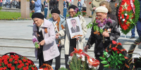 Сквер Славы покраснел. После митинга 9 мая орчане возложили цветы к мемориалу - Орская хроника