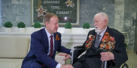 80 лет заботы о героях: губернатор Виктор Томенко посетил краевой госпиталь для ветеранов войн Фото №1 - Алтайская правда