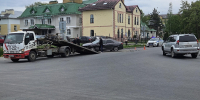 Поврежденный в ДТП автомобиль эвакуируют на улице Максима Горького в Пскове - Pln-Pskov.Ru