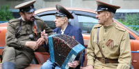 на фотографии изображен Ветеран ВОВ и творческий коллектив, Изображение. - U74.Ru