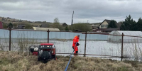 В емельяновском посёлке Логовой спасатели откачивают воду из домов и  приусадебных участков - Газета Красноярский рабочий