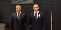 Михаил Ведерников наградил главврача Псковской областной больницы Евгения Панферова медалью Княгини Ольги - Губернатор Псковской области