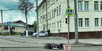 Лежащий возле «зебры» в Брянске скутер встревожил жителей Брянска - ИА Наш Брянск.ru