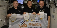 Флаг Омска — культурной столицы России — подписали космонавты на орбите - 12 канал