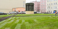 В Петербурге стихийная стоянка перекрылась рулонным газоном - Neva.Today
