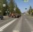 В Сыктывкаре разворот погрузчика привел к жесткому ДТП с пострадавшими - Pg11.Ru