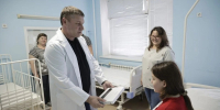 Врио губернатора Шуваев навестил раненных детей в ДОКБ - Сетевое издание Победа 31
