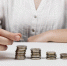 descending-piles-coins-woman_1_1.jpg - GorodnaBire.Ru