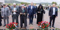 Сергей Аксёнов возложил цветы к Монументу памяти депортированных народов - Глава Республики Крым