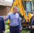 Глава поселения Николай Нестеренко показал главе района Виталию Демирову и и.о. замглавы Юрию Самарскому, где идет замена водопровода. - Газета Авангард