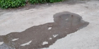 На улице Поле Свободы устранили утечку из люка - Калужский перекрёсток