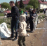 В Себеже местные жители помогают водолазам бороться с сухим тростником на берегу озер - ГТРК Псков