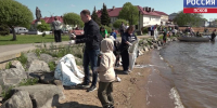 В Себеже местные жители помогают водолазам бороться с сухим тростником на берегу озер - ГТРК Псков