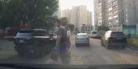 «Плевать на всех хотел». Иномарка едва не сбила людей на пешеходном переходе в Воронеже - МОЁ! Online