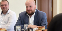 Глава Пскова за завтраком обсудил со студентами их идеи по развитию города - InformPskov.Ru