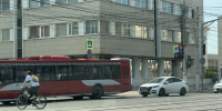 Автобус перегородил дорогу автомобилям  у тульского «Цирка» - ТК Первый Тульский