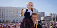 выпускник несет девочку на плече - ИА Nord-News.Ru