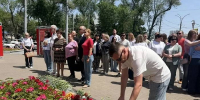 В память о погибших в ЛНР детях ростовчане принесли цветы к памятнику «Мать и дитя» - RO.Today