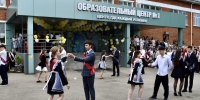 Майкопский район: выпускники образовательного центра №1 в поселке Тульском принимают поздравления - NatPress