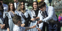 Окончен школьный роман. Выпускники передали эстафету новому поколению - Орская хроника